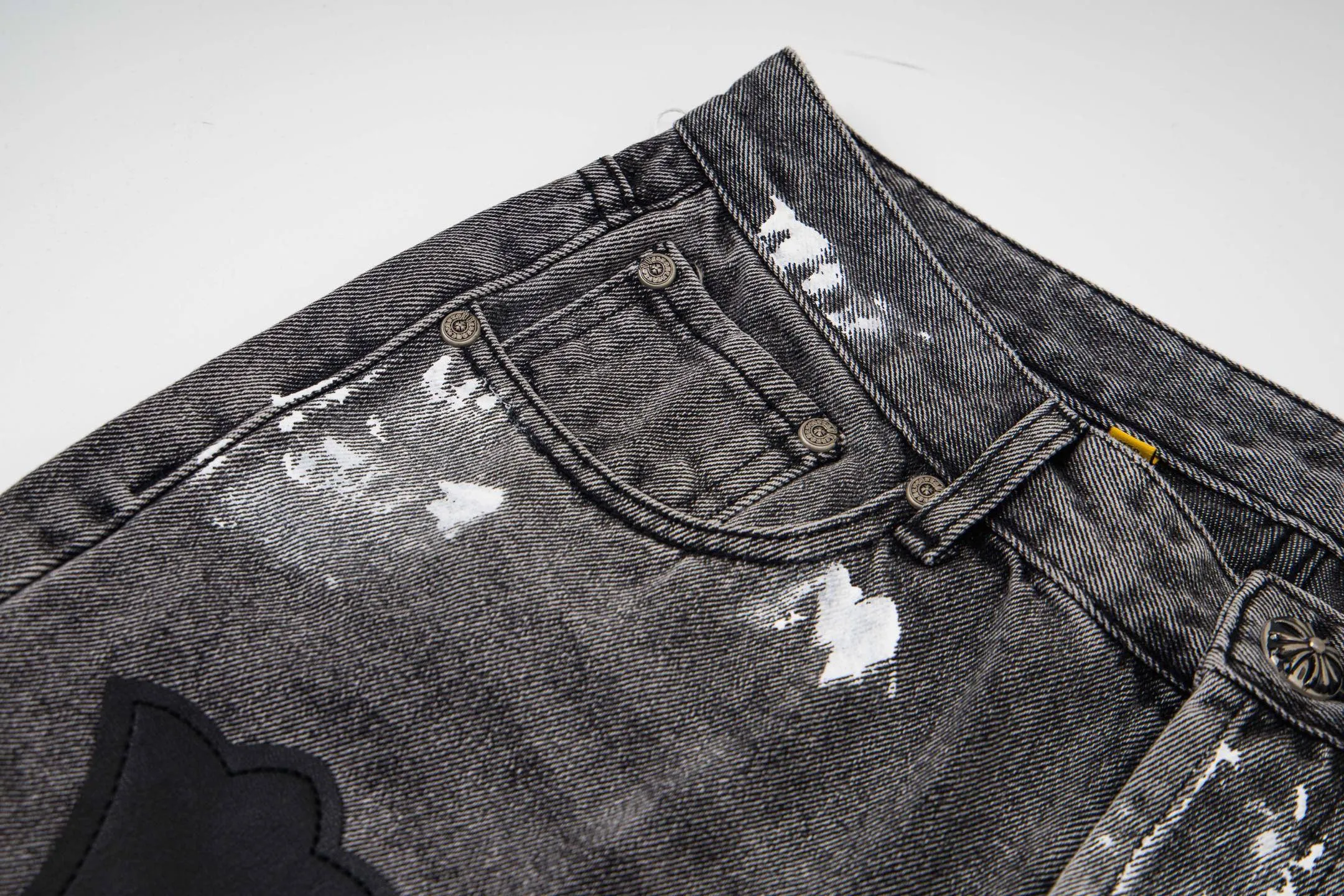 💰330 Top Version GALLERY DEPT & Chrome Hearts Chrome Hearts co-branded large logo blue, yellow, black and white multi-color spliced ​​washed jeans, truly restores the ultimate vintage texture, three-dimensional version, loose and comfortable, not picky about the figure, taller and slimmer, large factory Seiko, original factory quality control, same style for men and women, can be matched with couples, versatile recommendation, must-have jeans for all seasons, fashionable people have been disappointed. From the quality selection of fabrics, the tailoring of details, and the matching of patterns, they are all impeccable! The upper body is so handsome when worn...it can be easily worn by men, women and children! The craftsmanship is made of heavy-duty washed pure cotton denim fabric. After washing, it is soft and thick. It is very stylish when worn on the body. Style number: 1788# Color: black Size: 28 30 32 34 36